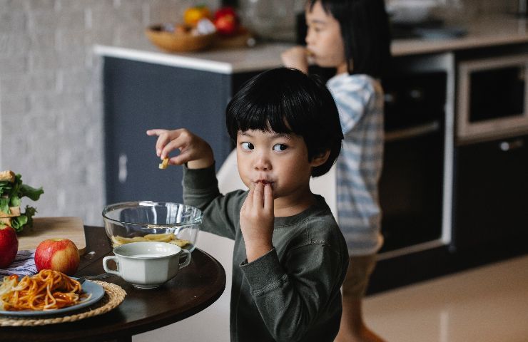 bambino che mangia