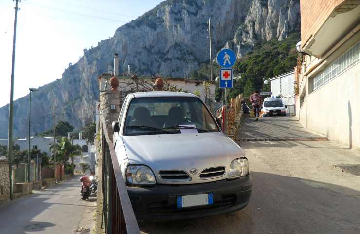 Auto con una contravvenzione sul parabrezza