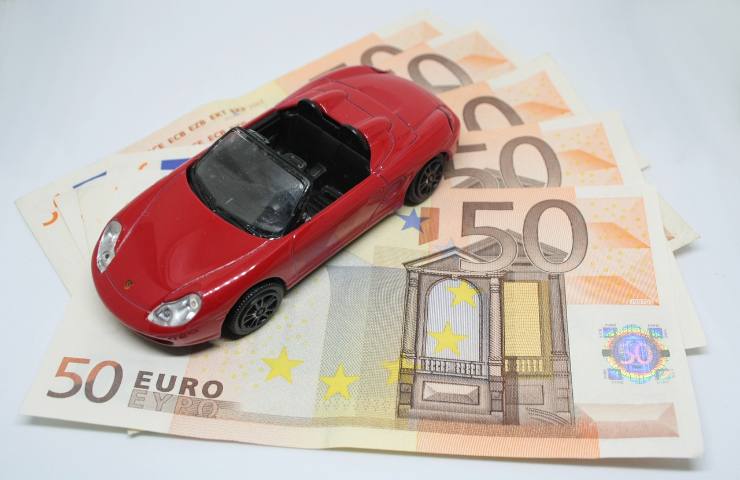 Automobilina e banconote da 50 euro
