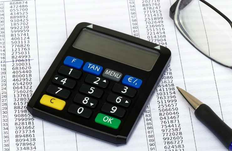 Calcolatrice su documento finanziario