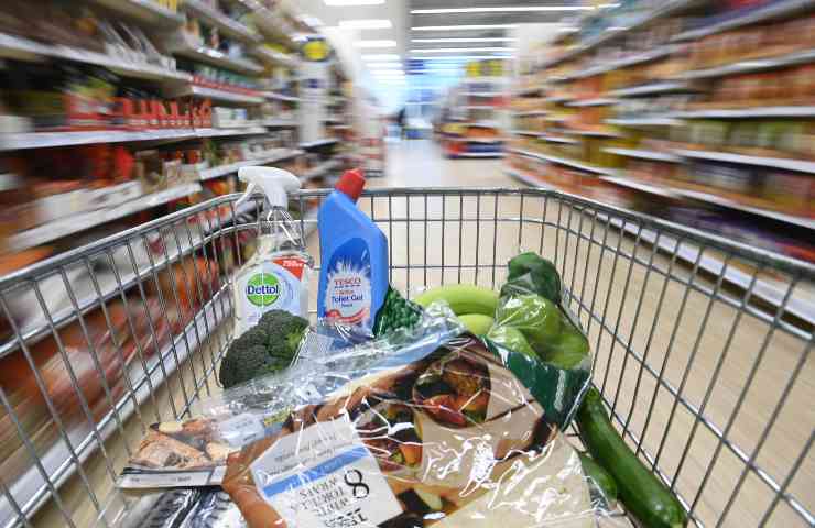 Carrello pieno al supermercato