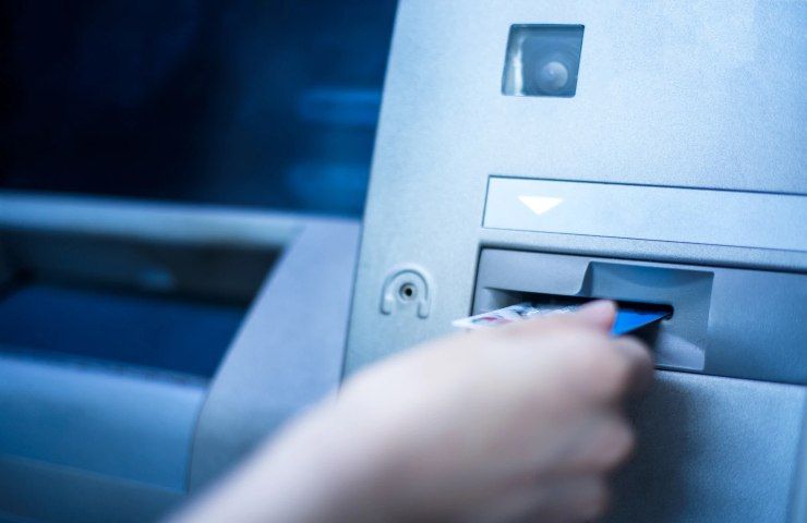 Carta di credito nello sportello automatico