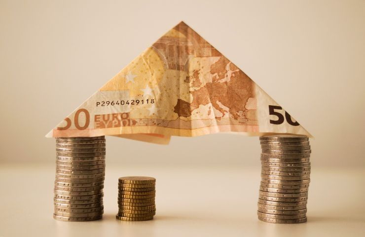 Casetta con soldi in euro