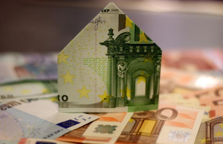 Cento euro piegato a forma di casa