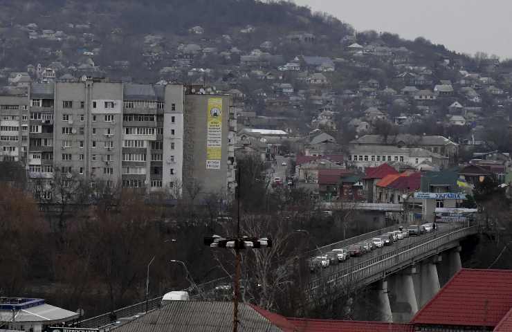 Civili in fuga dall'Ucraina in auto