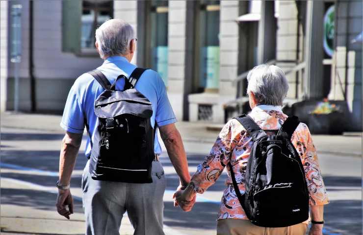 Coniugi anziani si tengono per mani