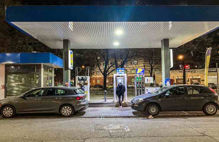 Distributore di benzina di notte
