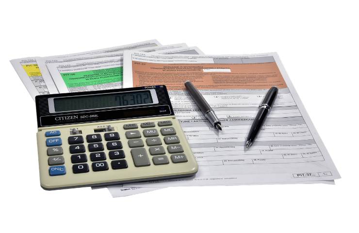 Documenti fiscali con calcolatrice e penne