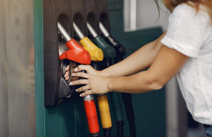 Donna fa rifornimento di carburante