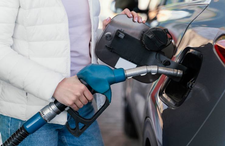 Donna fa rifornimento di carburante