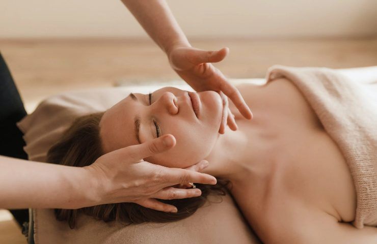 Donna si rilassa durante una sessione di massaggio