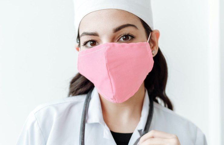 Dottoressa con mascherina