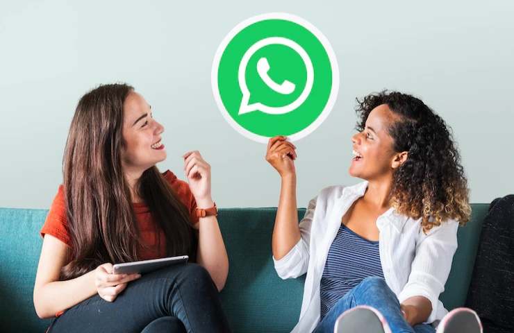 Due ragazze scherzano con un logo di Whatsapp