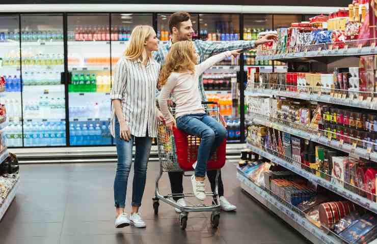 Famiglia acquista alimentari