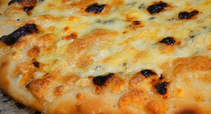 Focaccia ai 4 formaggi morbidissima