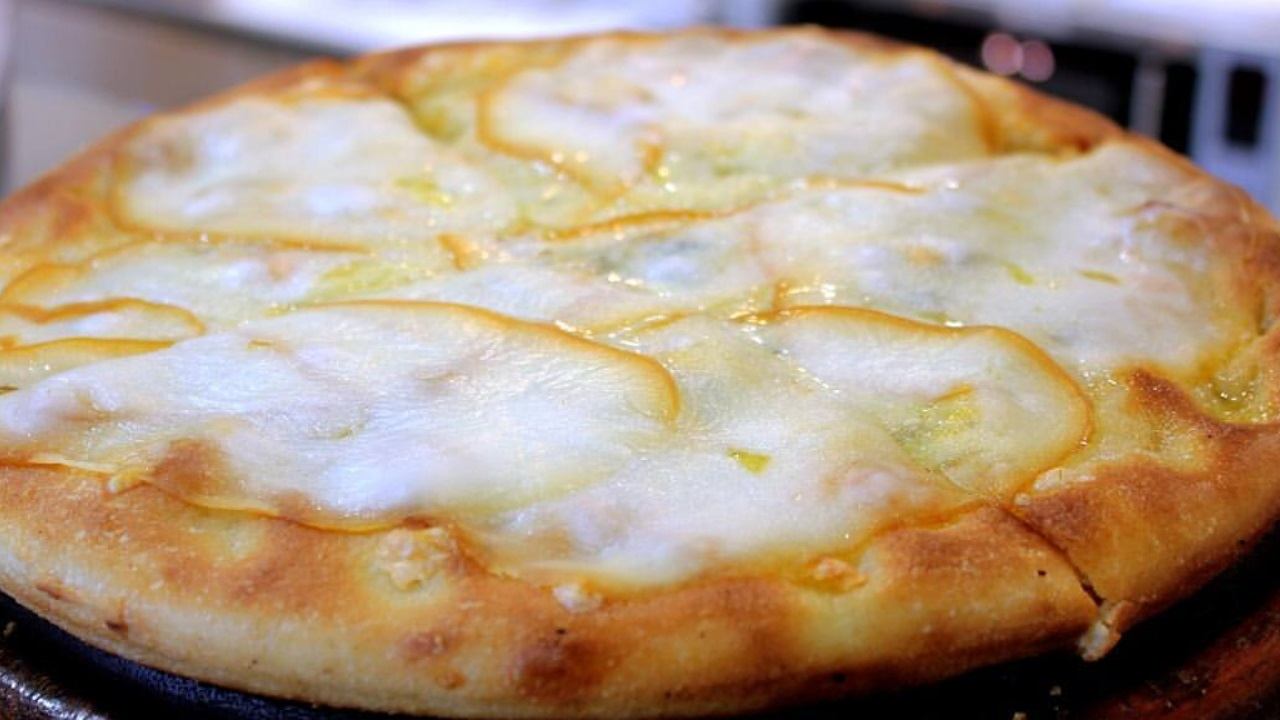 Focaccia ai 4 formaggi morbidissima