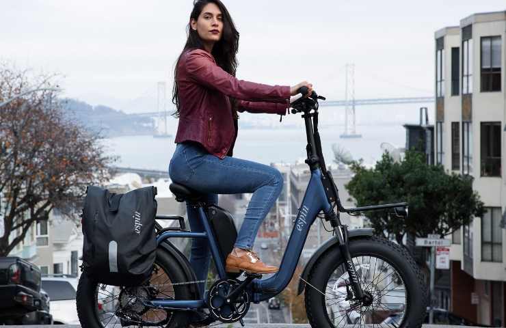 Giovane donna a bordo di una bici elettrica
