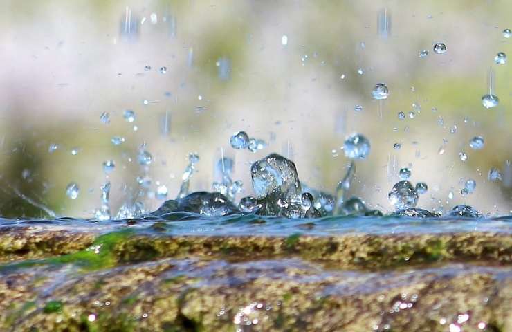 Gocce d'acqua che cadono