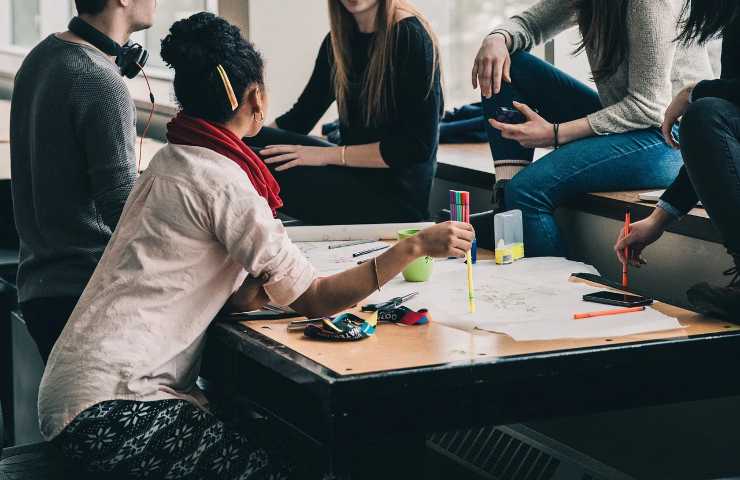 Gruppo di ragazzi studia insieme