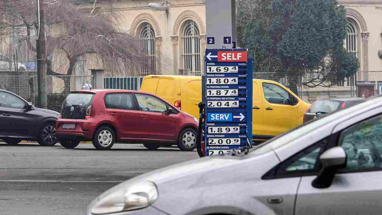 Prezzi benzina ancora alti