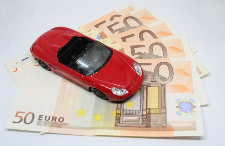 Modellino di auto su banconote da 500 euro