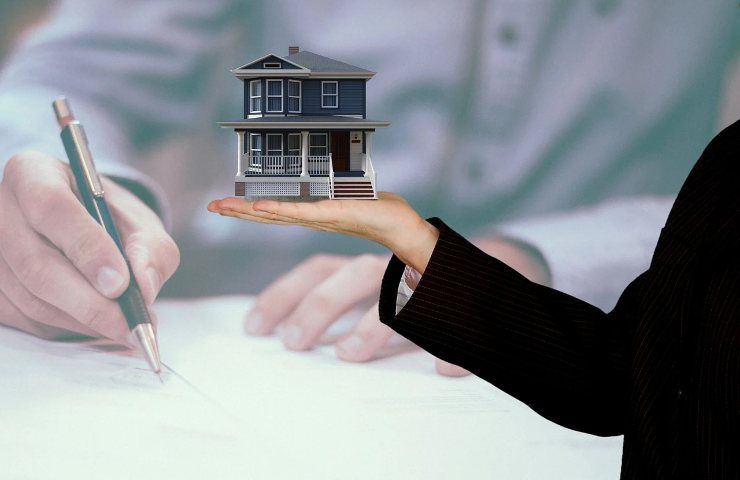 Modello di casa durante la stipula di un contratto