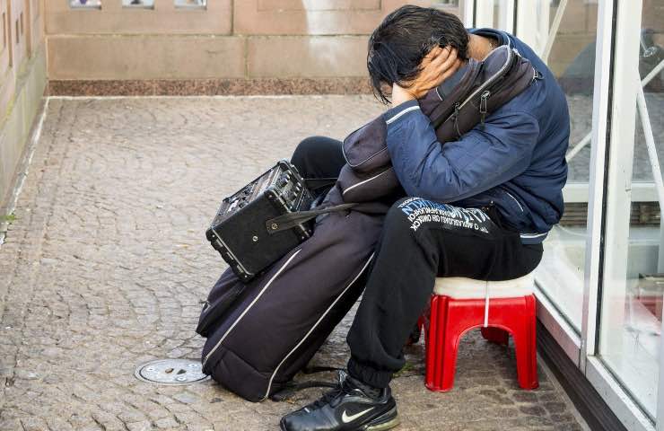 uomo esausto segnale depressione