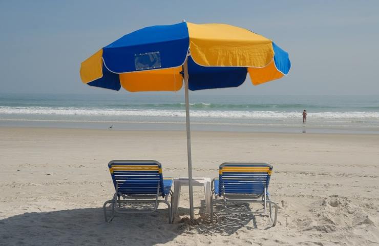 Ombrellone in spiaggia e sedie sdraio