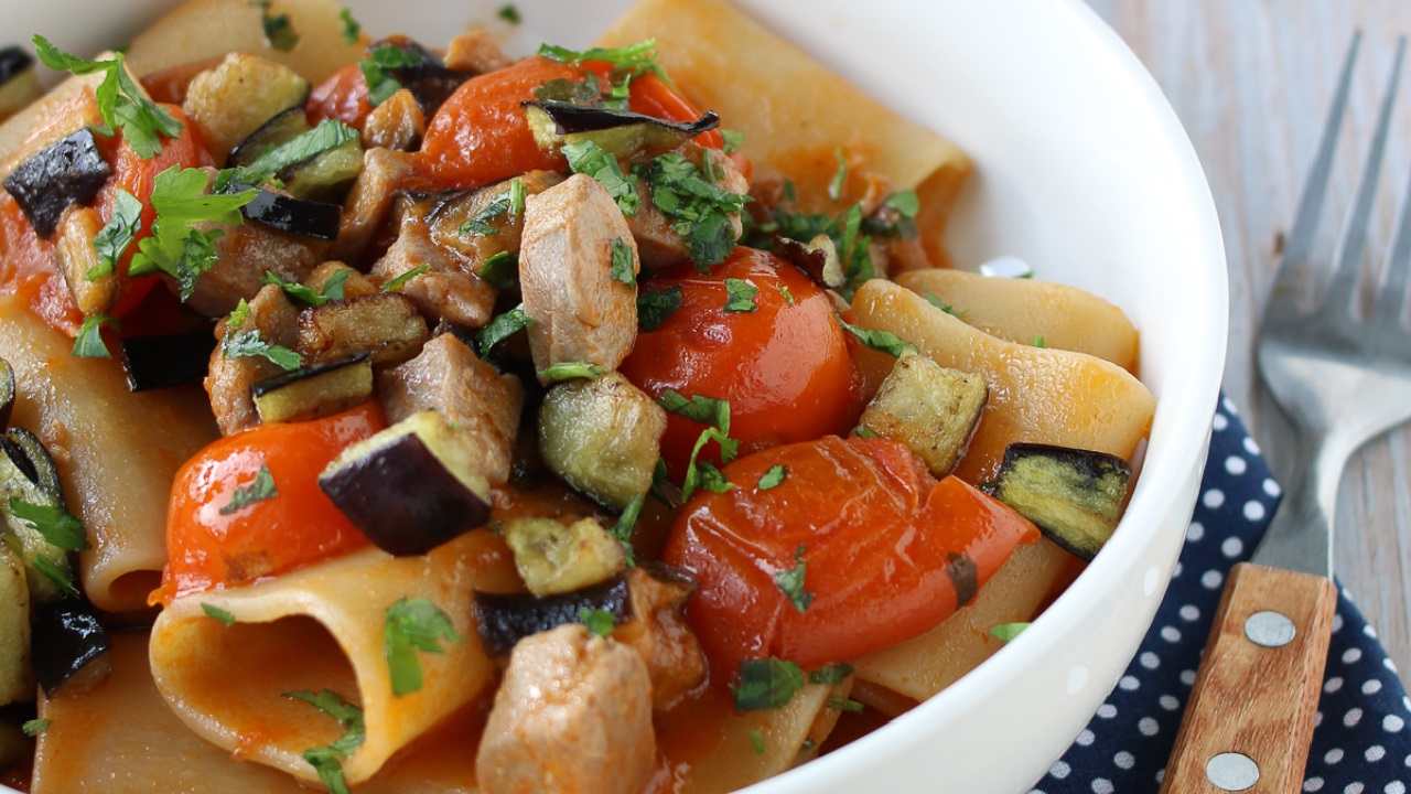 Paccheri con melanzane e pomodorini