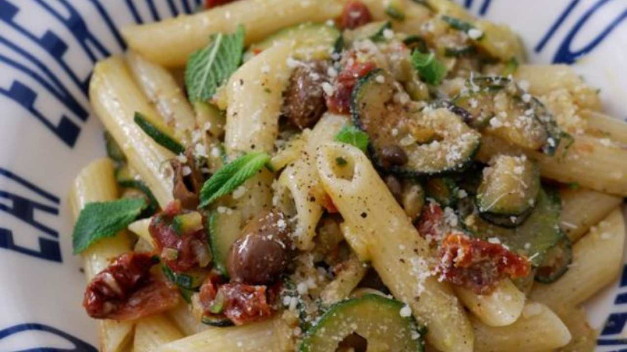Pasta zucchine olive