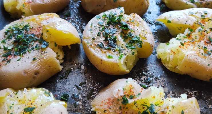 Patate al forno con peperoncino e aglio