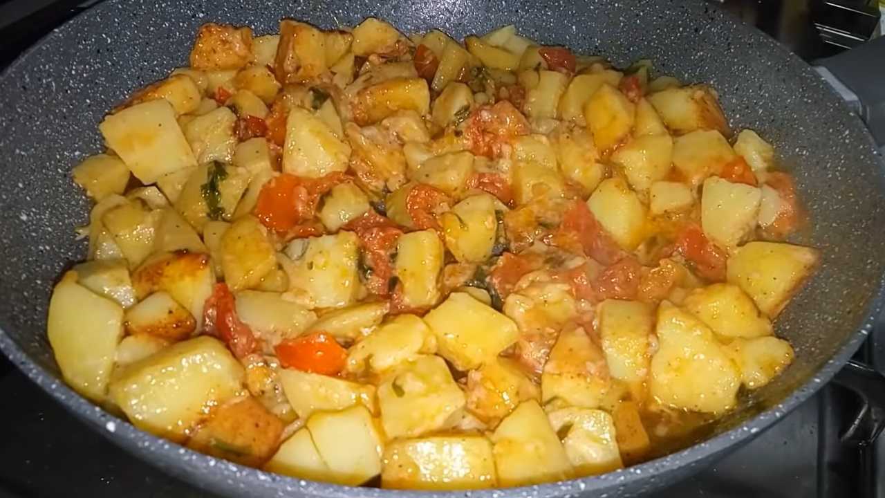 Patate e provola in umido contorno filante