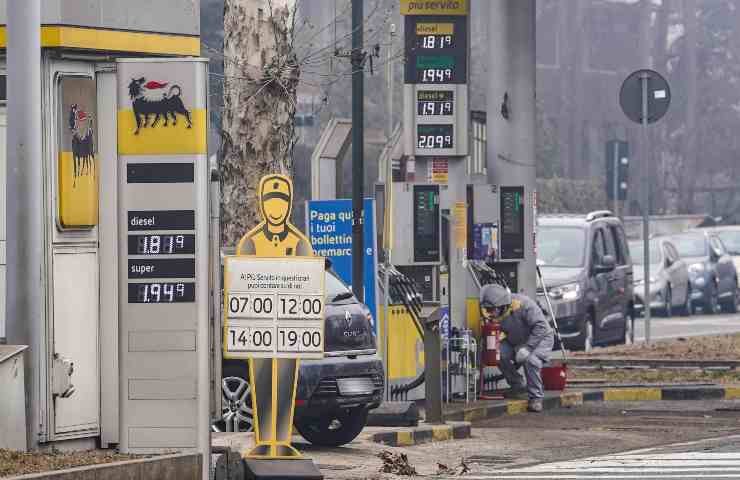 Prezzi esposti ad una stazione di servizio