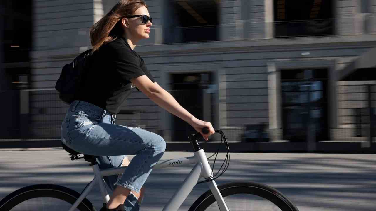 Ragazza su bicicletta elettrica