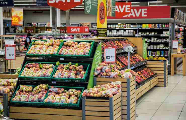 Reparto frutta in un supermercato