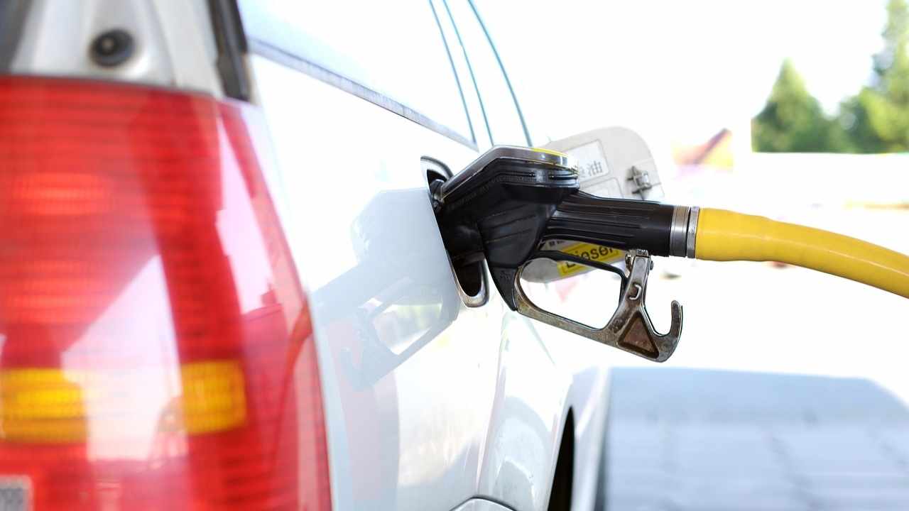 Prezzo della benzina senza accise