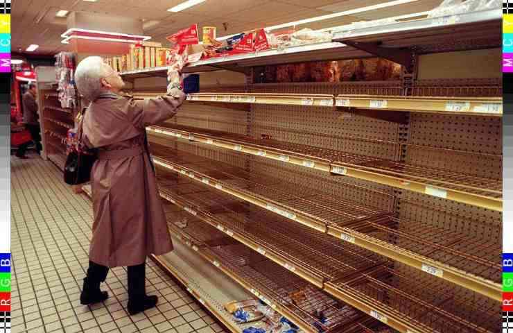 Scaffali vuoti al supermercato