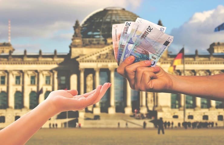 Scambio soldi (Pixabay)