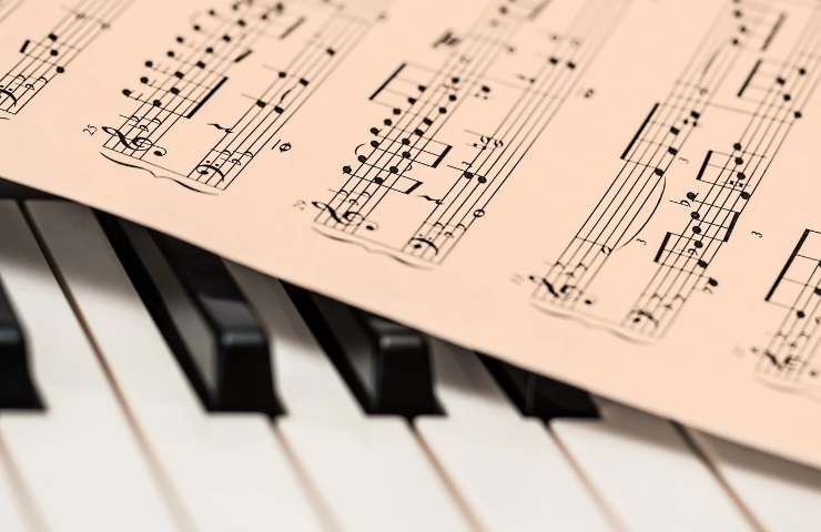 Spartito musicale sui tasti di un pianoforte