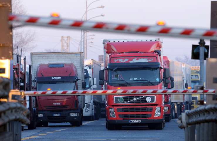 Tir occupano l'autostrada