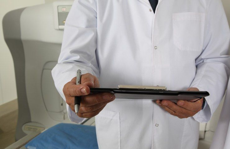 Un medico consulta una cartella clinica