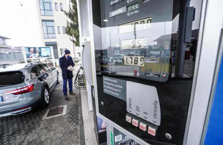 Un uomo fa rifornimento di carburante