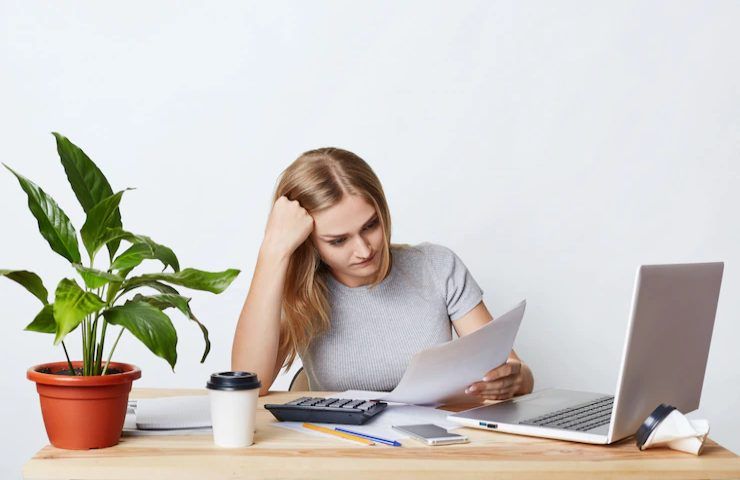 Una donna consulta le bollette