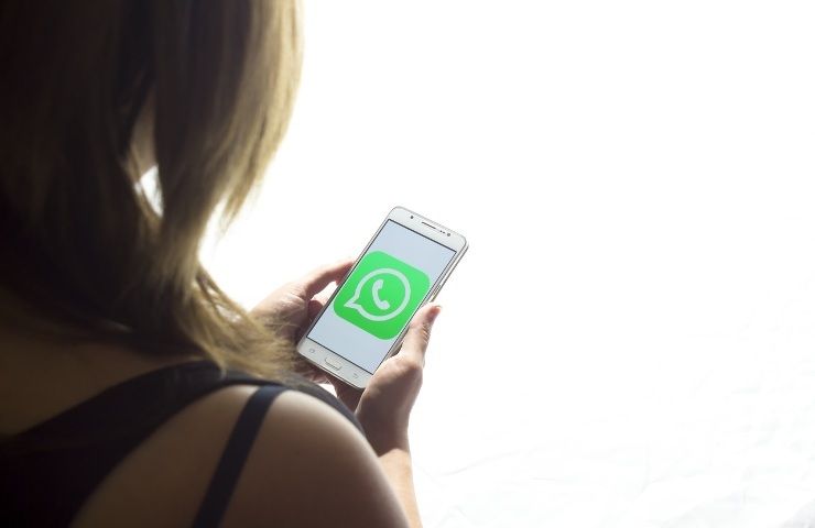 Una donna ha appena aperto Whatsapp sul cellulare