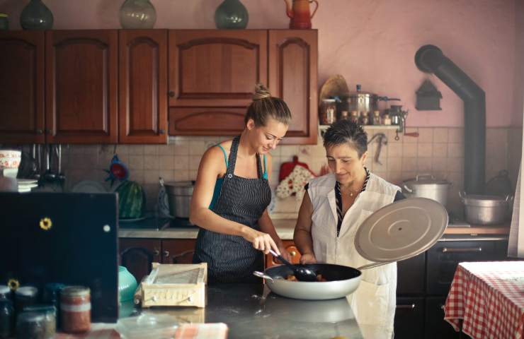 Una ragazza ed una donna matura mentre cucinano