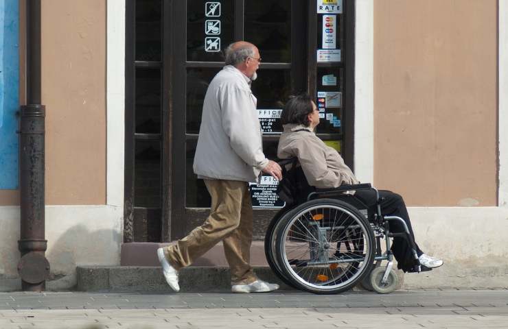 Uomo con persona disabile