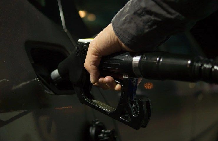 Uomo fa rifornimento di carburante