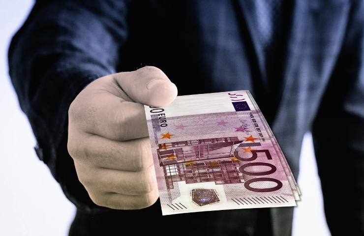 Uomo porge banconote da 500 euro