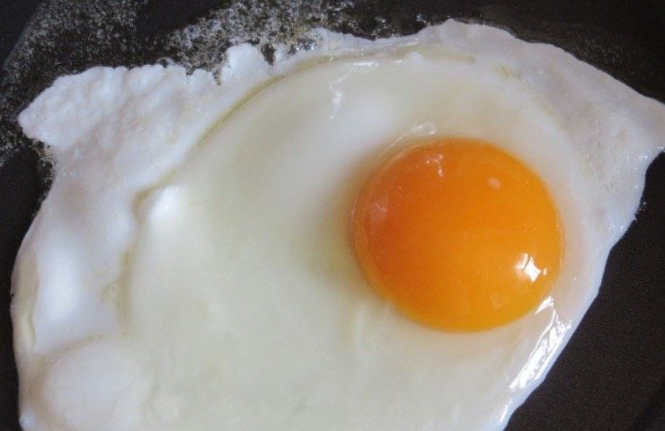 inserire uova pentola evitare di sporcare