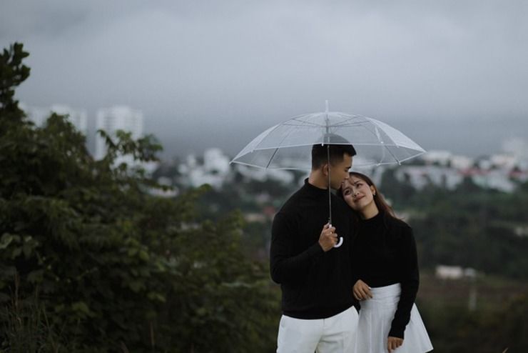 Coppia innamorata sotto l'ombrello (foto Pixabay)